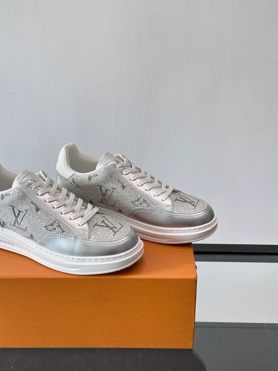 Men's shoes 💰p400 "＊OUIS ＊UITTO＊" 2025 new sports shoes, classic Monogram presbyopia + full diamond upper, full of luxury! The upper is made of high-quality leather and the sole is rubber, which is comfortable and wear-resistant👟. LV logo on the side of the shoe + brand logo on the sole, the details are super exquisite. The low-top design is suitable for daily leisure or light sports. It looks great with jeans and sportswear. The silver cyberpunk style is very popular in the fashion circle and is a must-have for young people! 💫 size：38-44